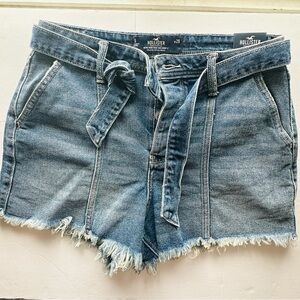 **SUMMER SALE** Hollister Ultra High-Rise Mom Short NWT - Size 29